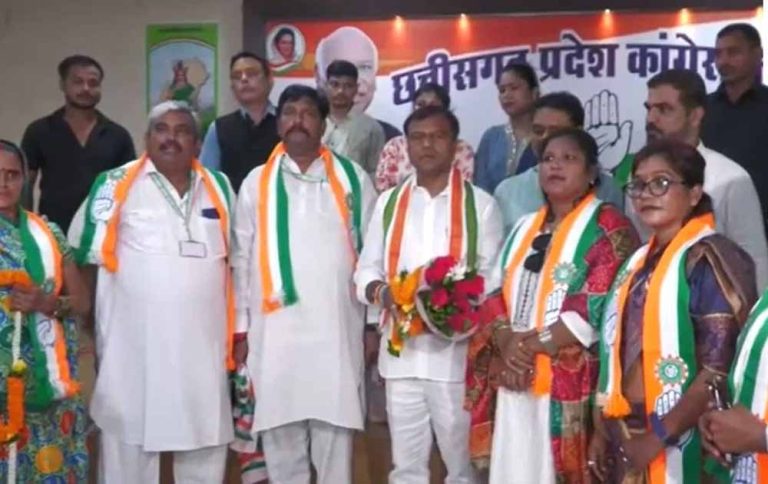 दीपक बैज ने किया स्वागत: शिवसेना महिला विंग की प्रदेश अध्यक्ष और पूरी टीम कांग्रेस में शामिल