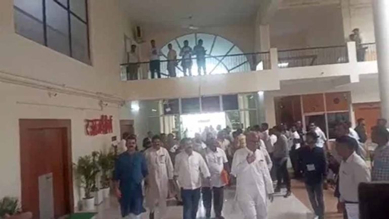 ED की कार्रवाई के बीच सियासी गर्मी तेज, विधानसभा में भूपेश बघेल का जोरदार स्वागत