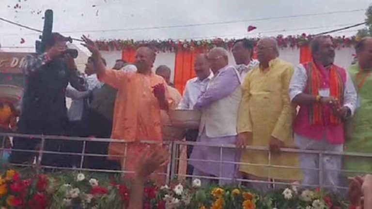 कांवड़ यात्रा में पुष्पवर्षा, सीएम योगी बोले– अराजकता फैलाने वालों को नहीं बख्शेंगे