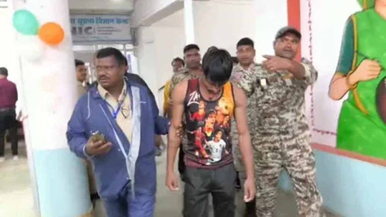 आवास योजना से नाराज़ युवक का आत्मदाह प्रयास, प्रशासन में मचा हड़कंप