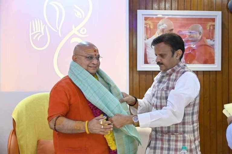 उपमुख्यमंत्री शुक्ल ने आचार्य बालकानंद गिरी से की सौजन्य भेंट