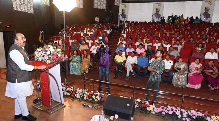 रायपुर को देश का चौथा स्वच्छ शहर बनाने में योगदान के लिए उप मुख्यमंत्री सावने स्वच्छता दीदियों और सफाई कर्मियों को किया सम्मानित