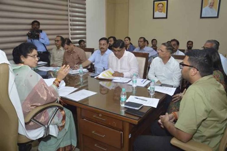 जनहित के कार्य समयसीमा में पूर्ण कराएं: राज्यमंत्री श्रीमती गौर