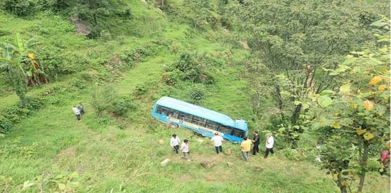 अनियंत्रित होकर खेतों में गिरी बस, दर्दनाक हादसे में 5 की जान गई, 20 घायल
