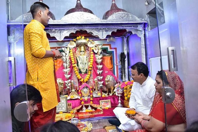 डॉ. प्रेमचंद बैरवा ने की तनोट माता की पूजा, वीर शहीदों को किया नमन