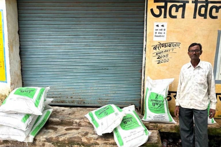 रायपुर : सहकारी समिति बरोंडाबाज़ार में सुगम खाद वितरण व्यवस्था: किसानों ने जताई खुशी