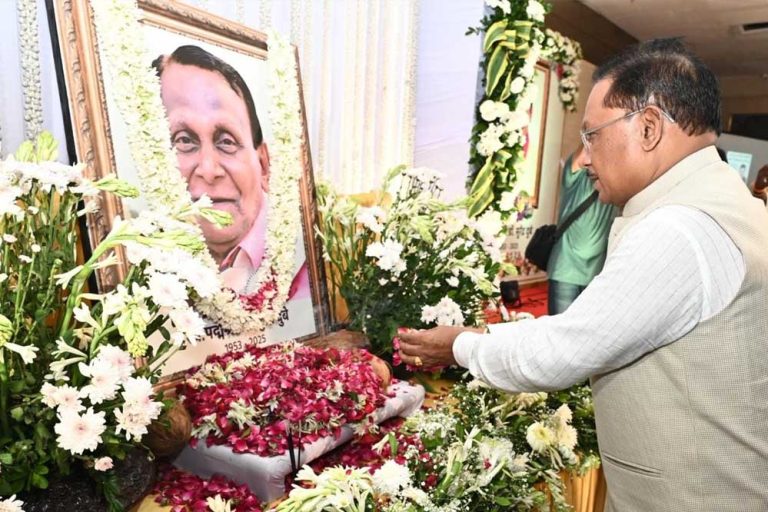 मुख्यमंत्री साय ने पद्मडॉ. सुरेंद्र दुबे को अर्पित की श्रद्धांजलि