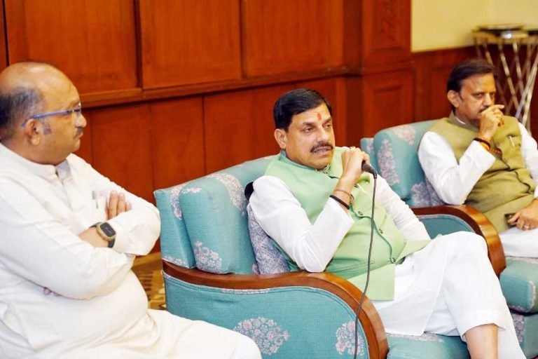 मुख्यमंत्री डॉ. यादव फर्नीचर, टिंबर व्यवसाय और होटल उद्योग से जुड़े प्रतिनिधि हुए बैठक में शामिल