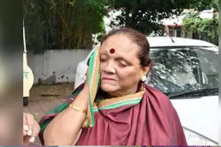 शबनम मौसी पर आभूषण छीनने का आरोप, बधाई कार्यक्रम के दौरान पीड़िता ने दर्ज कराई शिकायत