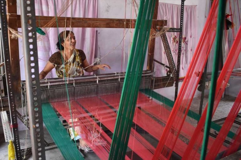 माहेश्वरी साड़ियों से हेमलता ने देश में बनाई अपनी पहचान