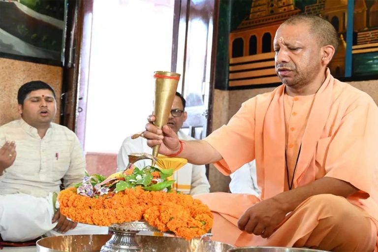 श्रावण मास की शुरुआत पर सीएम योगी ने रुद्राभिषेक कर किया प्रदेश की खुशहाली का आह्वान