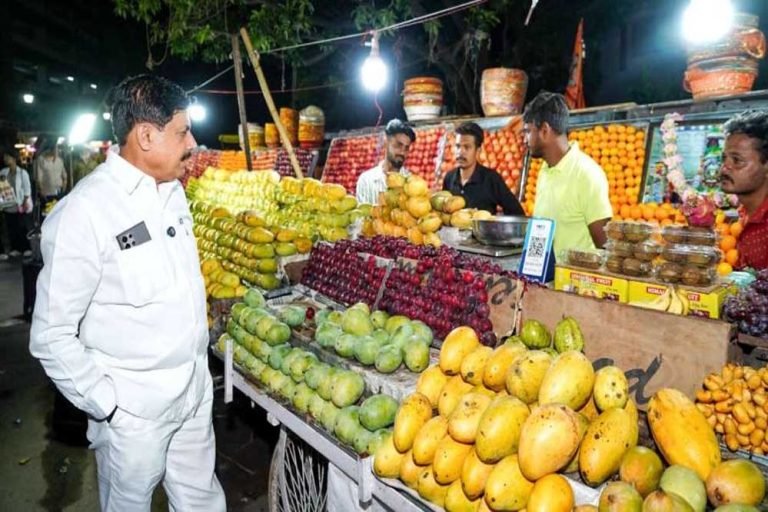 सादगी की मिसाल: सीएम बिना सुरक्षा दल के पहुंचे बाजार, आम लोगों के बीच लिए फल