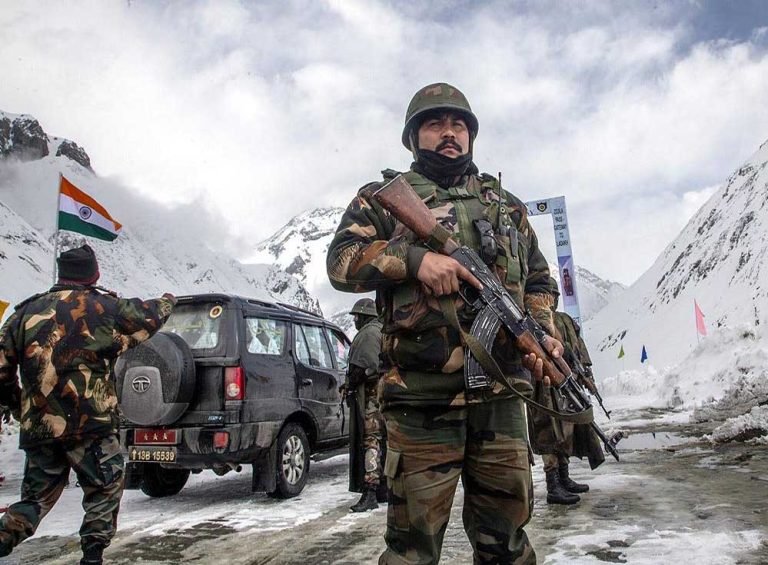 बर्फ़ में दबे भारतीय सैनिकों की वर्दी खुद देगी स्थिति का पता, Army-IIT कानपुर ने मिल कर विकसित किया नया सिस्टम