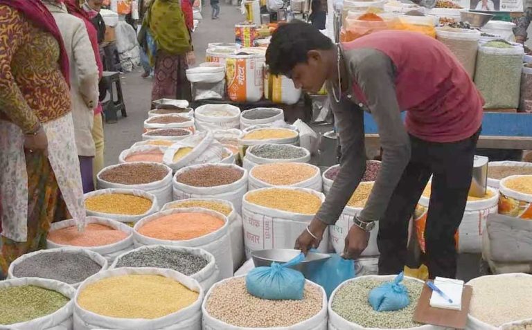 खाने-पीने की वस्तुये हुईं सस्ती, खुदरा महंगाई 6 साल के निचले स्तर पर
