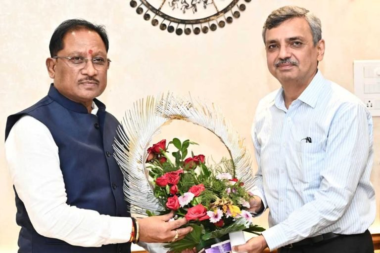 मुख्यमंत्री साय से भूमि संसाधन सचिव की सौजन्य भेंट, विकास योजनाओं पर हुई चर्चा