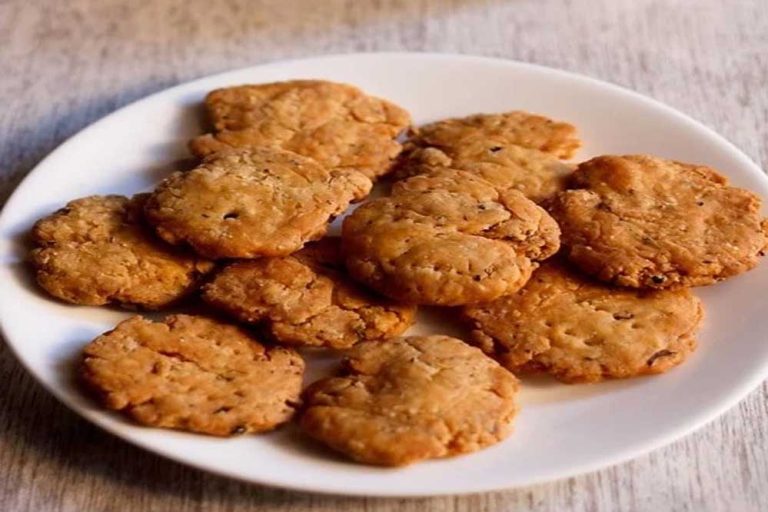 बनाएं क्रिस्पी क्रंची सूजी मठरी, सीख लें बनाने का तरीका