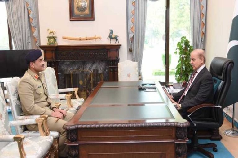पाकिस्तान में सत्ता समीकरण बदलेंगे? जनरल मुनीर की शहबाज से मुलाकात पर सियासी हलचल