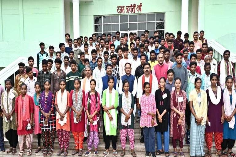 मुख्यमंत्री साय ने शैक्षणिक भ्रमण पर आए सुकमा जिले के बच्चों से की आत्मीय मुलाकात