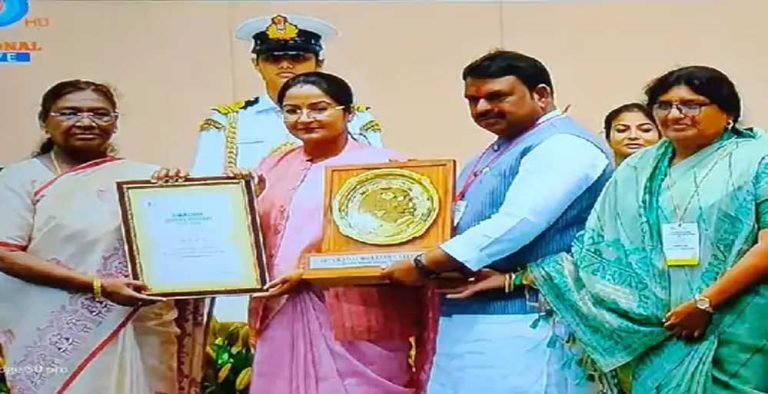 राष्ट्रपति द्रौपदी मुर्मू ने देशभर के स्वच्छता मिशन में उत्कृष्ट प्रदर्शन करने वाले शहरों को आज सम्मानित किया