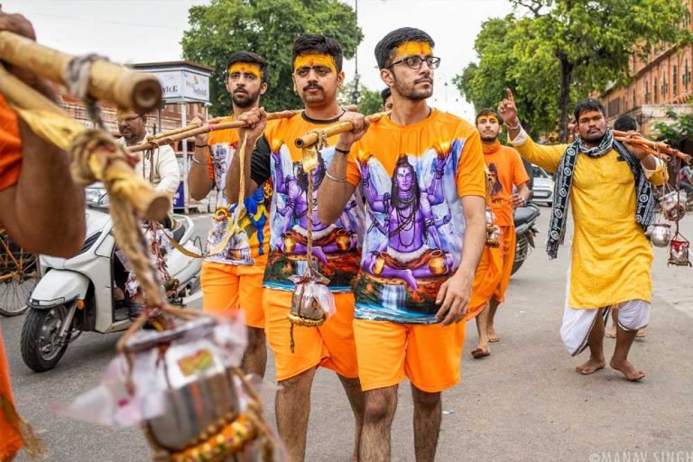 मुजफ्फरनगर में पुलिस का एक्शन: बिना साइलेंसर बाइक चलाने वाले कांवड़ियों पर कार्रवाई