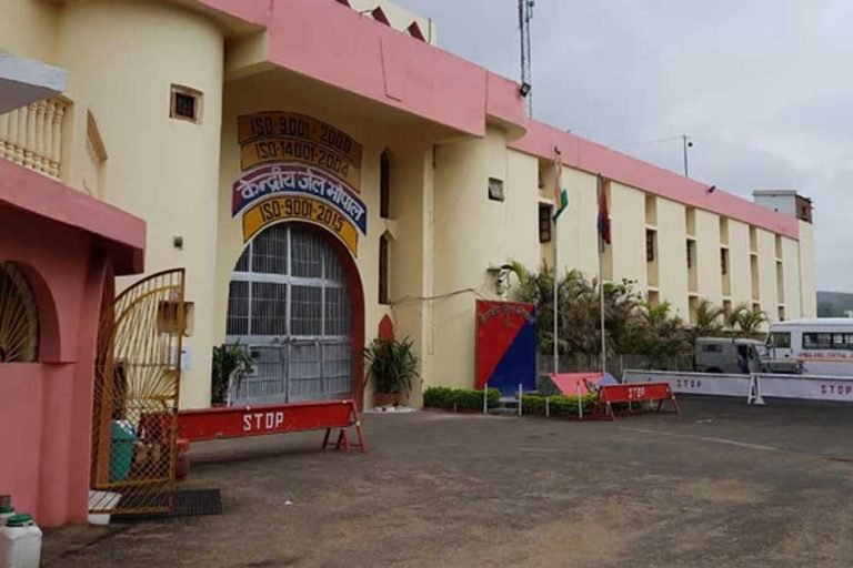 महिला बंदियों ने रंगों और शब्दों के ज़रिये अपनी ज़िंदगी को कागज़ पर उकेरा