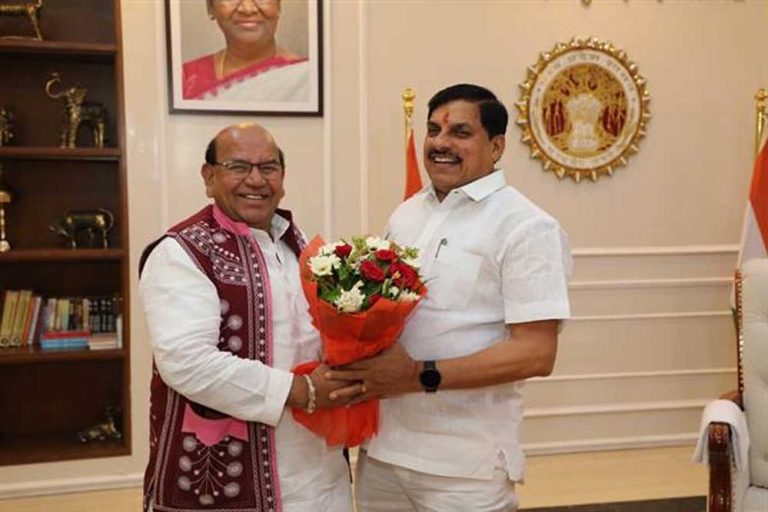 मुख्यमंत्री डॉ. यादव से मिले अनुसूचित जनजाति आयोग के राष्ट्रीय अध्यक्ष आर्य दोषी अधिकारियों के विरूद्ध होगी कार्यवाही