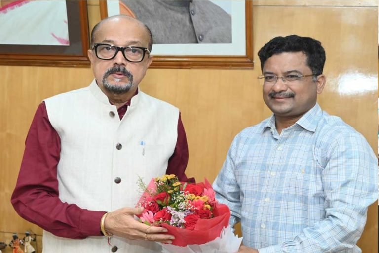 रायपुर : राज्यपाल डेका से आदिम जाति विभाग के प्रमुख सचिव श्री बोरा ने की सौजन्य भेंट