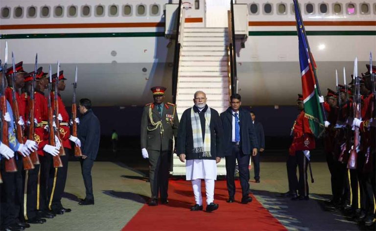 पीएम मोदी का नामीबिया में कलाकारों के साथ बजाया ढोल, , पारंपरिक नृत्य के साथ हुआ स्वागत