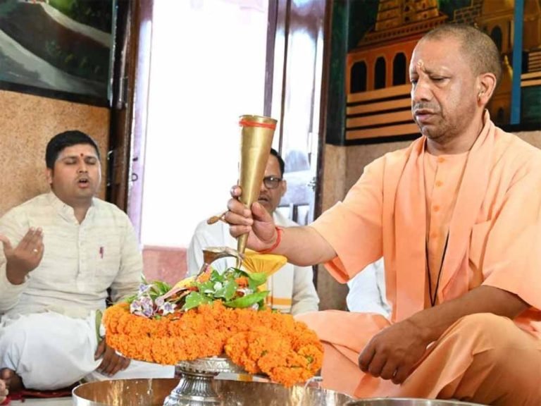 सावन के पहले दिन सीएम योगी ने किया रुद्राभिषेक