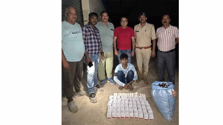 आबकारी उड़नदस्ता की टीम ने लग्जरी कार में नशीली इंजेक्शन की तस्करी कर रहे एक युवक को किया गिरफ्तार,  मुख्य आरोपी फरार