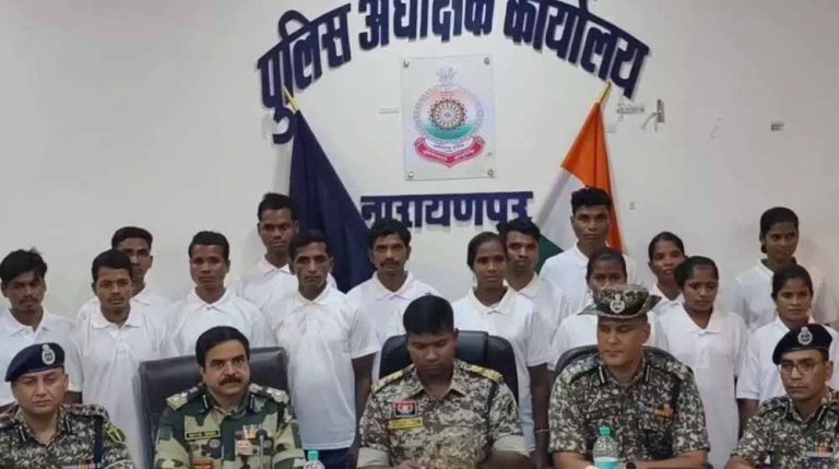 22 नक्सलियों ने पुलिस अधीक्षक के समक्ष किया आत्मसमर्पण