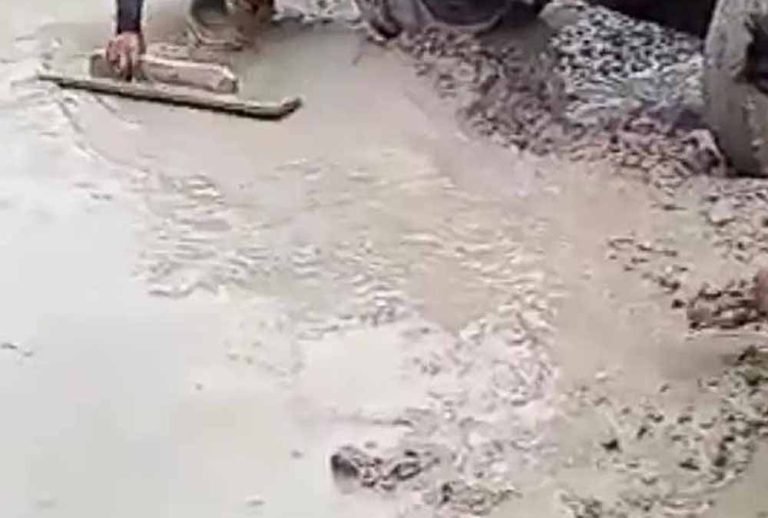 सड़क निर्माण में घोटाला! ठेकेदार ने घटाई मोटाई, कलेक्टर बोले – होगी सख्त कार्रवाई