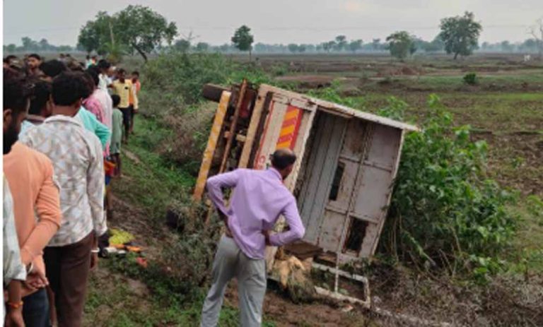 तेज रफ्तार पिकअप हुई हादसे का शिकार, 21 घायल, 3 गंभीर
