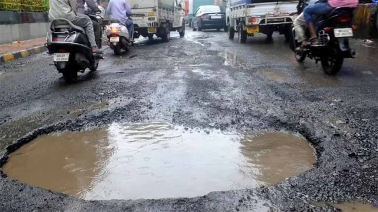 अब गड्ढों की फोटो खींचो और भेजो सरकार को, नया ऐप करेगा काम आसान