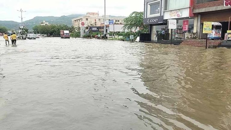 अजमेर में भारी बारिश का कहर: सड़कों पर जलभराव, स्कूलों में छुट्टी घोषित