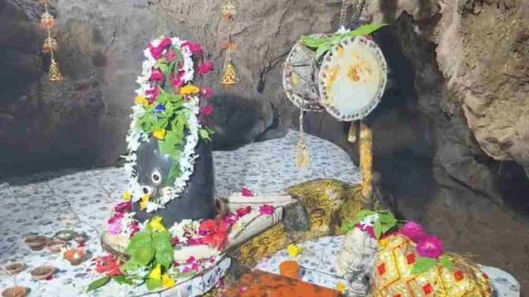 सावन में श्रद्धालुओं का सैलाब: उदयपुर की रहस्यमयी शिवगुफा में होते हैं चमत्कारी दर्शन