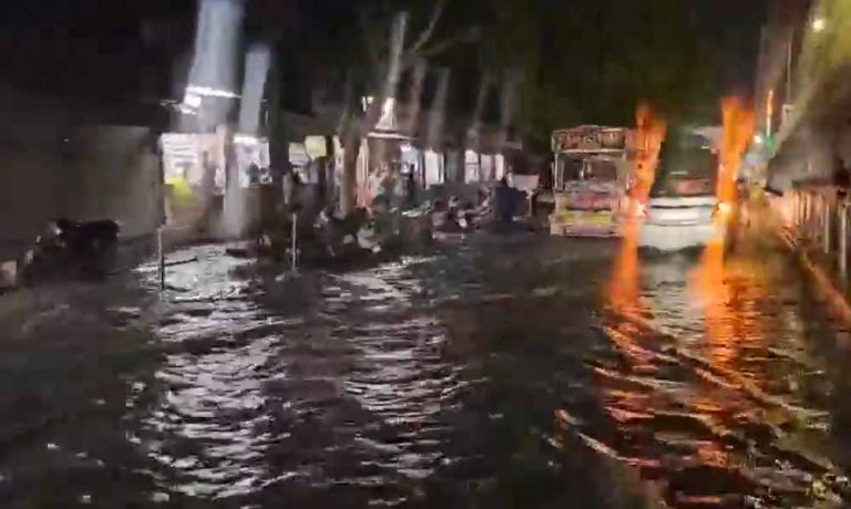 गर्मी से मिली राहत, लेकिन बारिश ने बाड़मेर की सड़कों को बनाया दरिया
