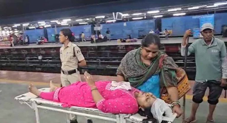 सीट की छीना-झपटी में बेकाबू हुई महिलाएं, एक का सिर फोड़ा