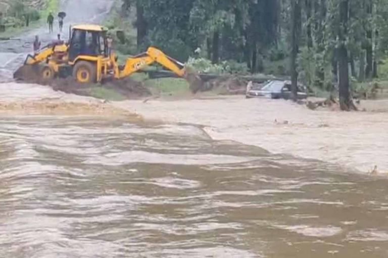 मूसलाधार बारिश से नदी-नाले उफान पर, नेशनल हाईवे मार्ग कई जगह से टूटा, यातायात बुरी तरह प्रभावित