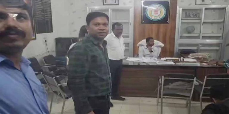 तहसील में भ्रष्टाचार का भंडाफोड़, ACB ने पकड़ा घूसखोर बाबू