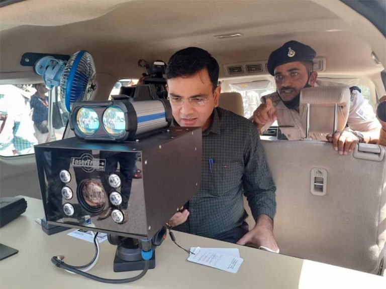 बेखौफ ड्राइविंग पर सख्ती: इंटरसेप्टर की पकड़ में तेज रफ्तार वाहन