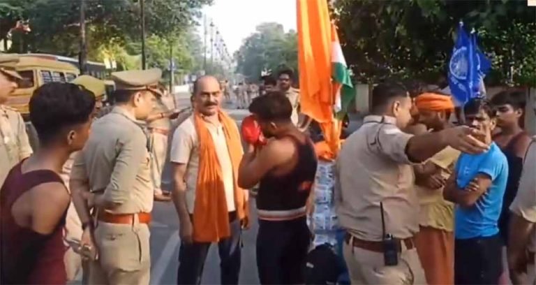 कांवड़ खंडित होने से भड़के श्रद्धालु, दो थानों की फोर्स तैनात