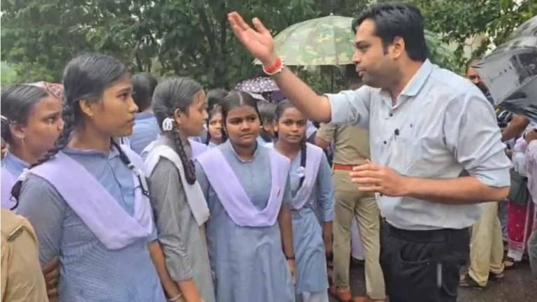 तबादलों के खिलाफ छात्राओं का फूटा गुस्सा, बारिश में हाईवे पर किया प्रदर्शन
