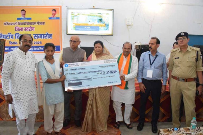 संदीपनि विद्यायल सरई में आयोजित लेपटॉप वितरण समारोह में शामिल हुई प्रभारी मंत्री