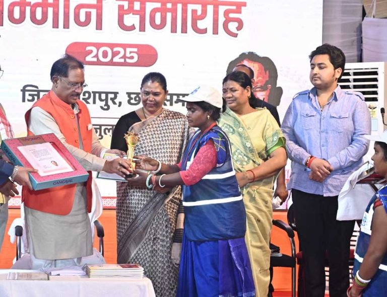 मुख्यमंत्री साय ने स्वच्छता दीदियों को किया सम्मानित, कहा- देश को स्वच्छ और स्वस्थ बनाने में निभा रही हैं अहम भूमिका