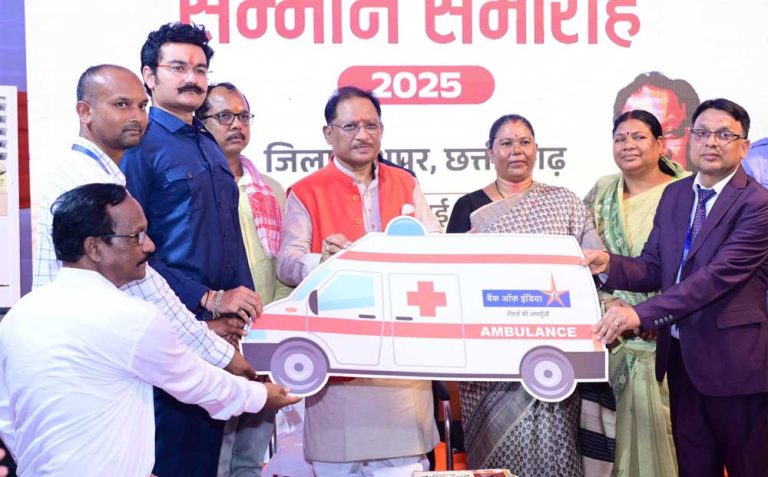मुख्यमंत्री विष्णु देव साय ने आधुनिक एम्बुलेंस को दिखायी हरी झंडी: ग्रामीण इलाकों को मिलेगा आपातकालीन स्वास्थ्य लाभ