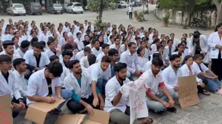 आत्महत्या केस में दो स्टाफ बर्खास्त, गुस्साए छात्रों ने कॉलेज में किया प्रदर्शन