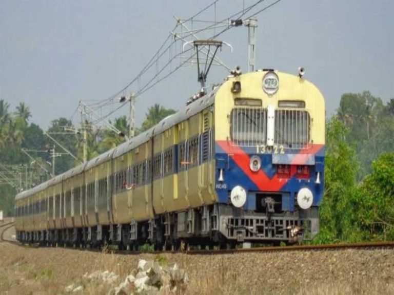 मेमू ट्रेन की ‘लेट लतीफी’: गेवरारोड स्टेशन हर दिन इंतज़ार में