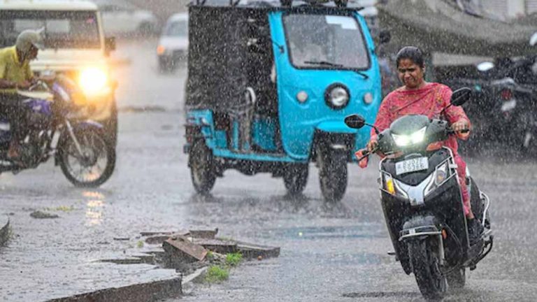 बारिश का कहर: राजस्थान के 10 जिलों में स्कूलों की छुट्टी, अलर्ट जारी
