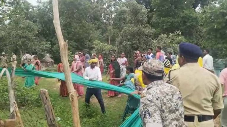 धर्म बदलने वाले ग्रामीण के अंतिम संस्कार पर हंगामा, भीड़ ने चर्च को बनाया निशाना